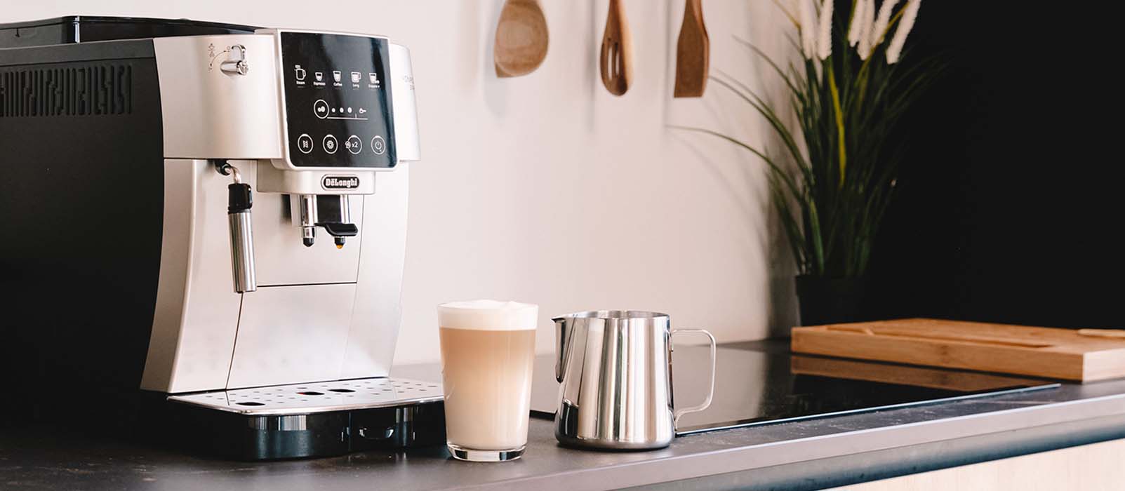https://www.coffee-spirit.maxicoffee.com/wp-content/uploads/2013/07/comment-faire-un-latte-macchiato-avec-une-machine-DeLonghi-magnifica-smart.jpg