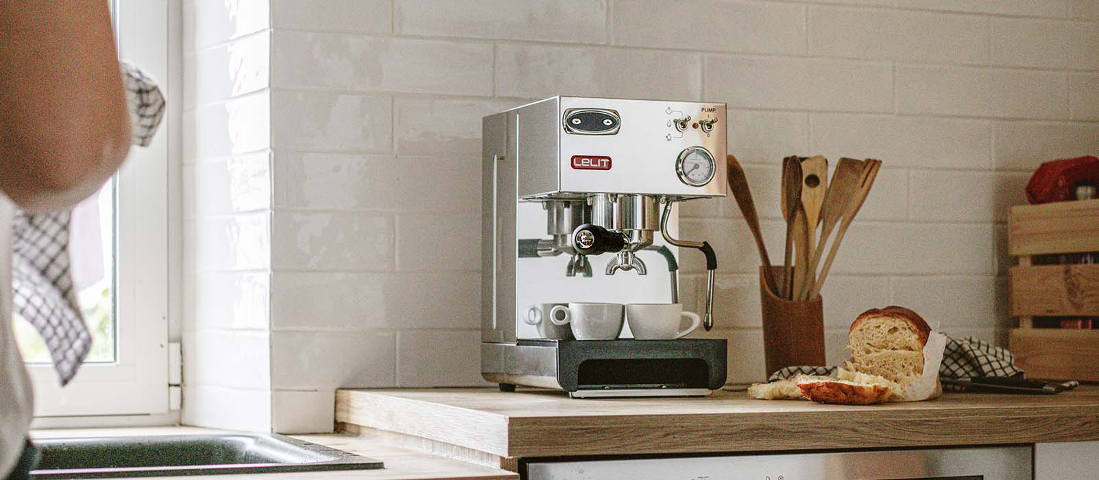 Machine à Café à Capsules Dans La Cuisine Domestique