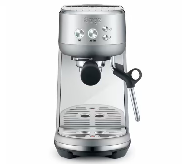 Machine expresso argentée, compacte, moderne avec porte-filtre et buse vapeur droite.